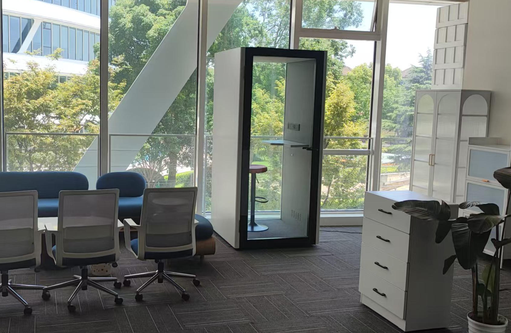 Portable acoustic silent booth soundproof pod for office phone calls and private meetings with ventilation